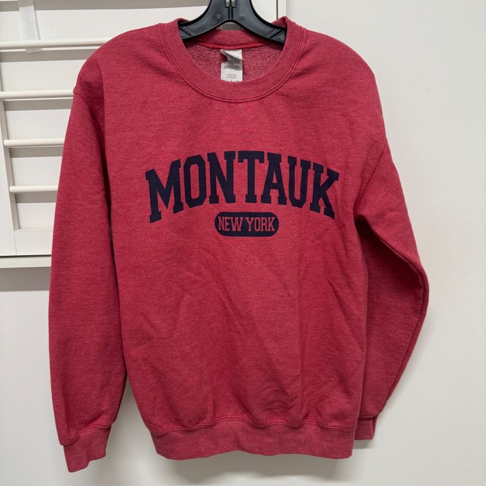 Gildan Heavy Blend Montauk New York Sweatshirt Mens Small Red Heather Crewneck